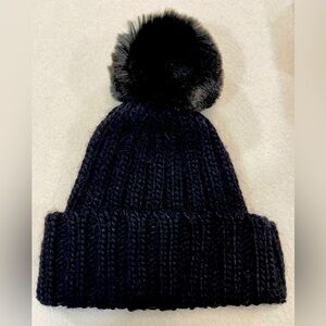 Fratelli Talli Women’s Beanie Black Alpaca Wool Acrylic Blend Knit Fluffy PomPom